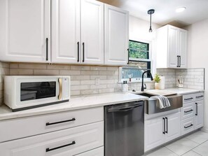 Refrigerador, microondas, horno, placa de cocina