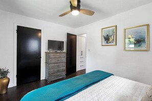 3 bedrooms, desk, iron/ironing board, travel cot