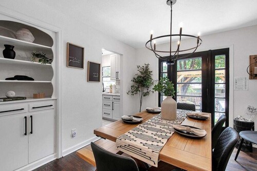 Opulent Oasis - Spa! Fire Pit! 3 Kings! Pool Table! Kids Area!