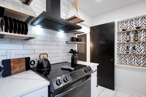 Opulent Oasis - Spa! Fire Pit! 3 Kings! Pool Table! Kids Area!