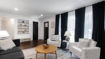 TV connectée, cheminée, espaces bureaux