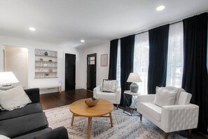 Smart TV, chimenea y oficina