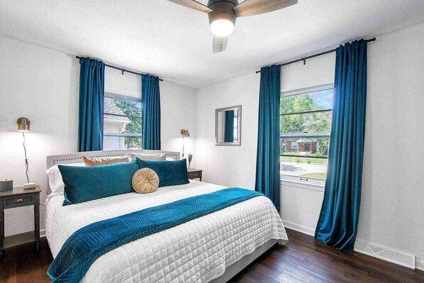 3 chambres, bureau, fer et planche à repasser, lit de bébé portatif