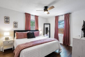 3 Schlafzimmer, Schreibtisch, Bügeleisen/Bügelbrett, Reisekinderbett