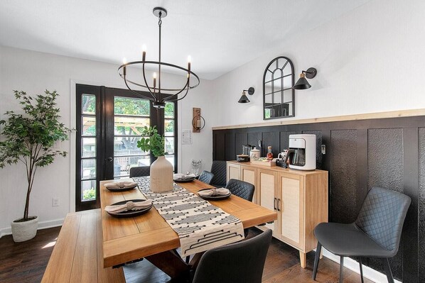 Dining - Opulent Oasis - Spa! Fire Pit! 3 Kings! Pool Table! Kids Area! (Wichita)