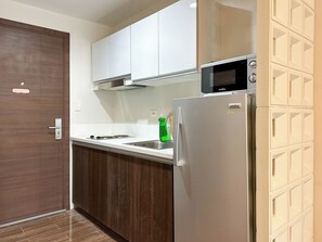 Kühlschrank, Mikrowelle, Herdplatte, Wasserkocher