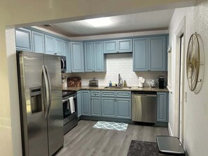 Een koelkast, een microgolfoven, een oven, een kookplaat