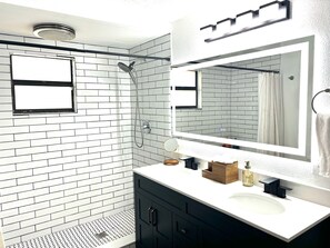 淋浴設備、風筒、提供毛巾、番梘