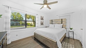 3 間睡房、書桌、熨斗/熨衫板、可攜式嬰兒床