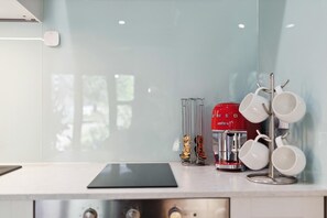 Four à micro-ondes, un four, surface de cuisson, cafetière-théière