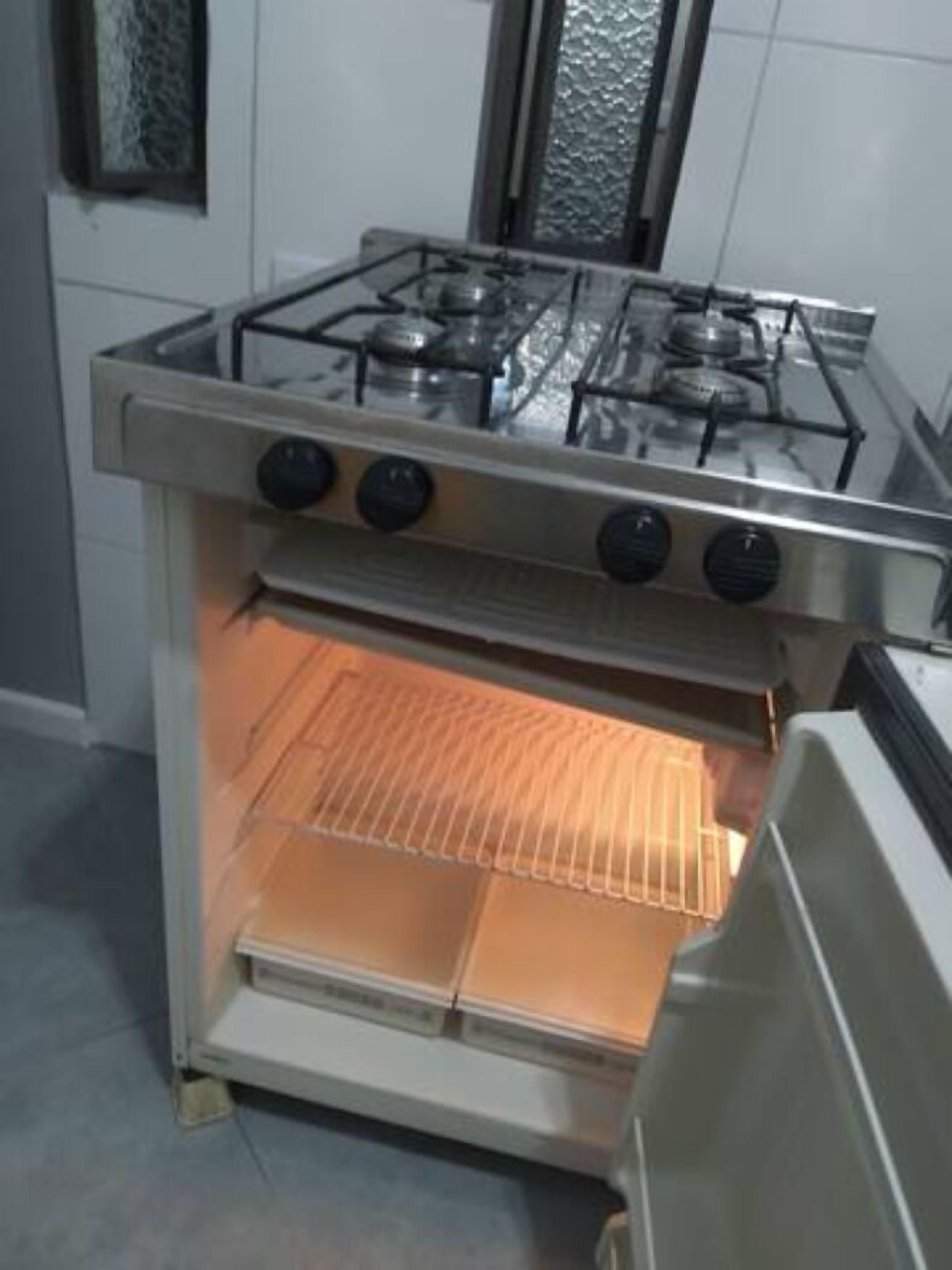 Eine Küche mit Backofen und Kochfeld.