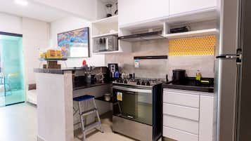 Villa | Private kitchen | Full-size fridge, microwave, oven, stovetop