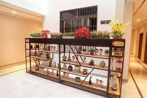 Haolong Hotel (Qionghai Yinhai Road Grain Street Branch)