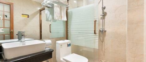 Ein Badezimmer mit Waschbecken, Toilette und Dusche.