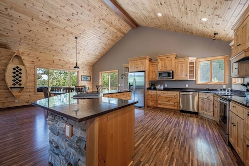 Little East Lake Escape, LODGE