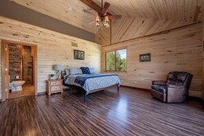 Schreibtisch, Bügeleisen/Bügelbrett, Reisekinderbett, kostenloses WLAN