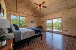 4 habitaciones, tabla de planchar con plancha y cuna de viaje