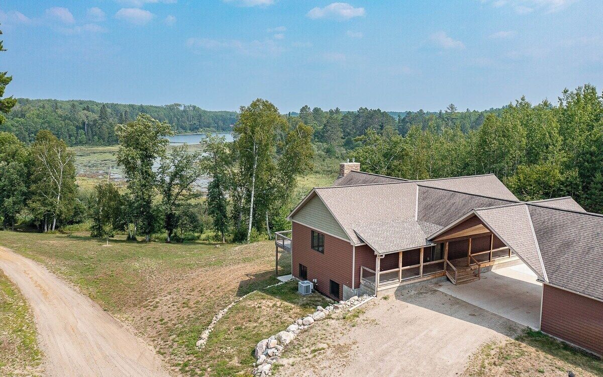 Little East Lake Escape, Lodge &  Cabin, Snowmobile Paradise - 4 Bedroom Lodge + 2 Bedroom Cabin