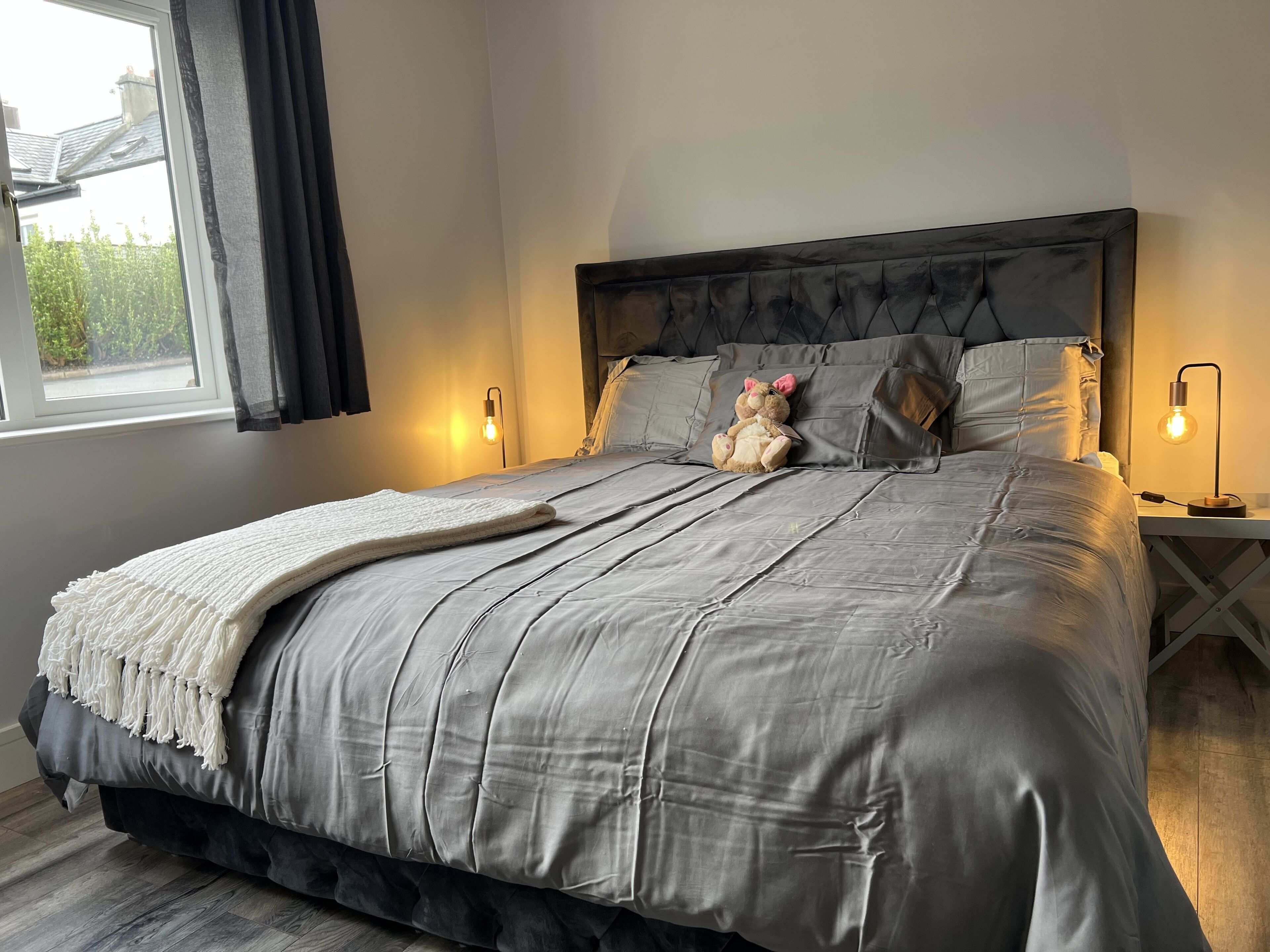 3 室のベッドルーム、WiFi (無料)、ベッドシーツ