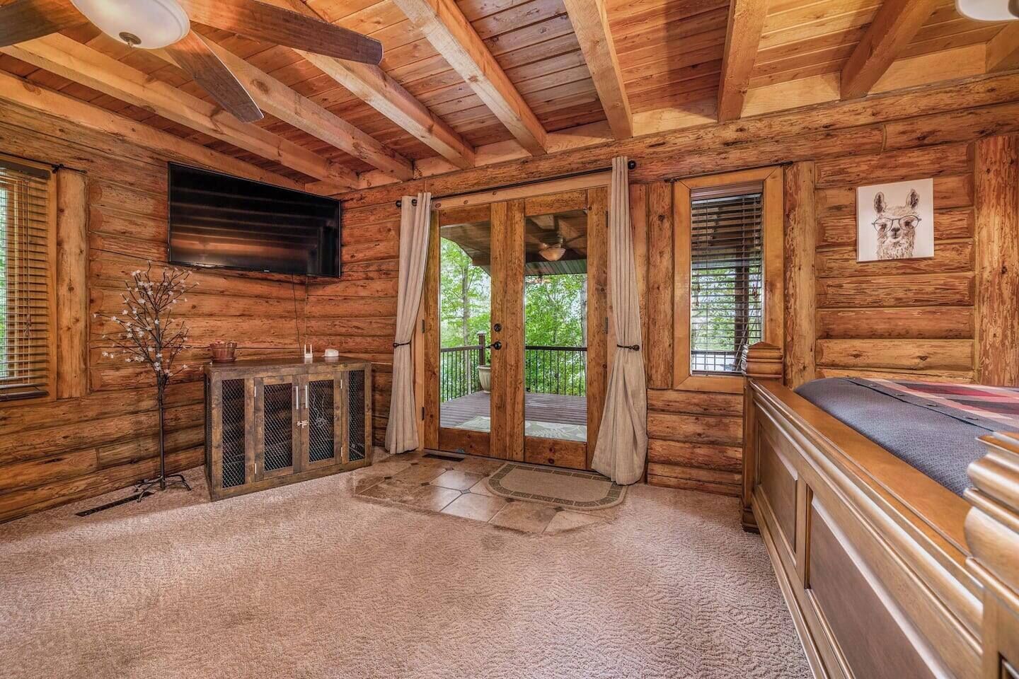 Skrivebord, strykejern/-brett, wi-fi (inkludert) og sengetøy