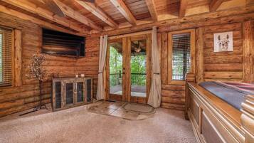 Skrivebord, strykejern/-brett, wi-fi (inkludert) og sengetøy