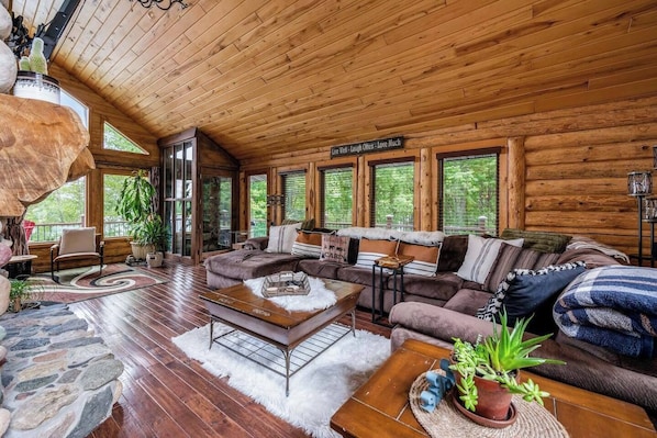 Smart TV, fireplace, video games - The Hideaway on Little Jay | Log Home | (Cohasset)