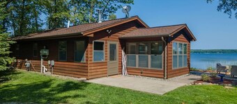 Moose Point Lookout - Two Bedroom cabin- Sunroom, Dock and Private Beach + Kayaks & Paddle Board
