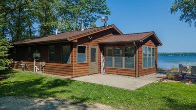 Moose Point Lookout - Two Bedroom cabin- Sunroom, Dock and Private Beach + Kayaks & Paddle Board
