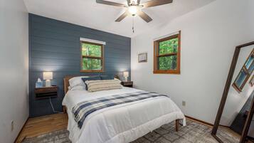 2 quartos, escrivaninha, ferros/tábuas de passar roupa, berço de viagem