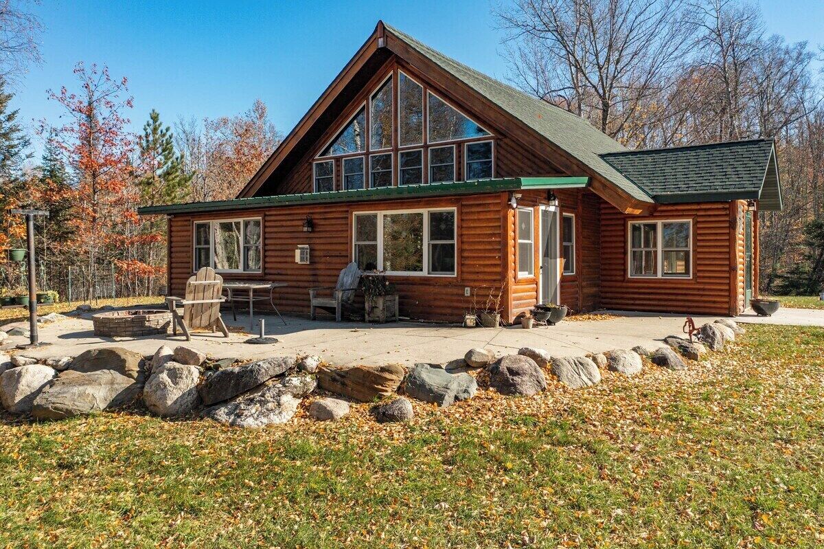 Red Pine Refuge - Two Bedroom, Two Bathroom with Loft, Private Lakefront Home