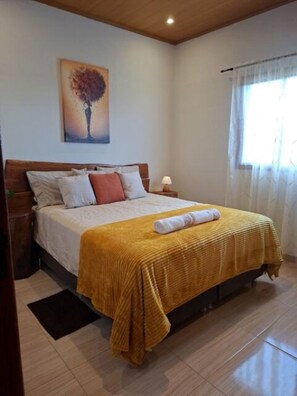 2 bedrooms, desk, iron/ironing board, free WiFi