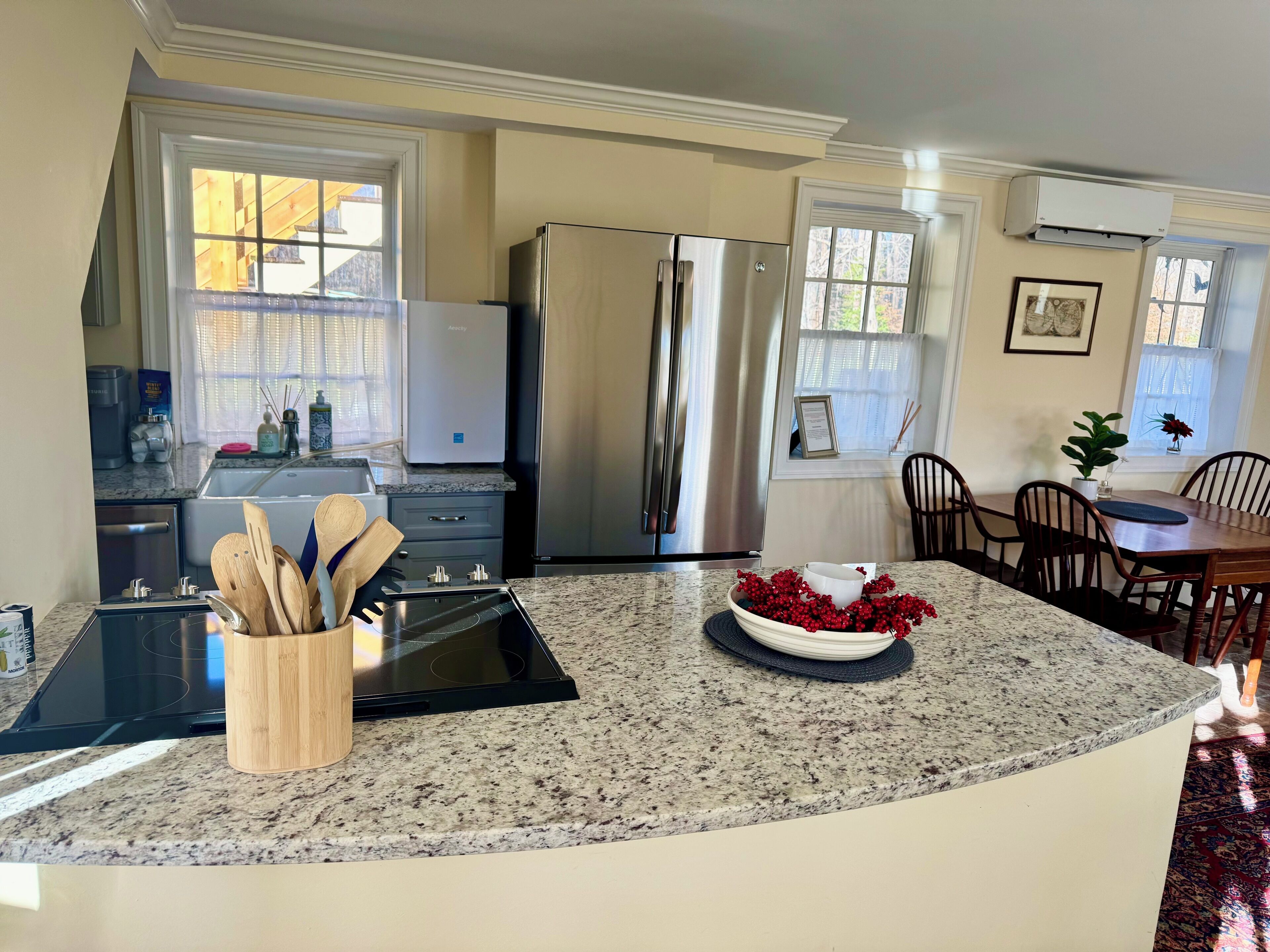 Frigorífico, microondas, horno y placa de cocina