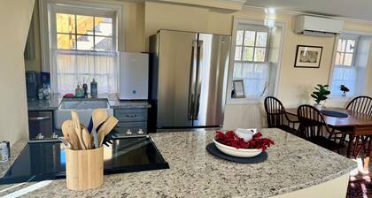 The Martin House: Historic 1 Br Cottage