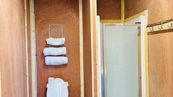 Dusche, Handtücher, Seife, Shampoo