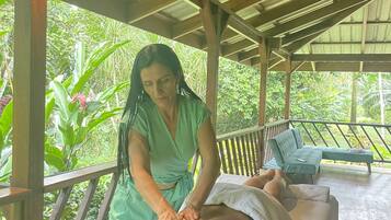 Hotstone-massages, diepe bindweefselmassages, massages op het strand