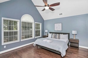 4 chambres, bureau, fer et planche à repasser, lit parapluie