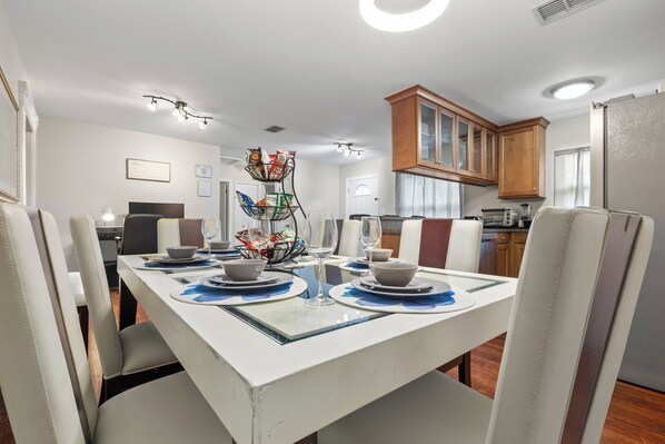 Dining - Family and pet friendly. Dedicated work station with local attractions. (Clearwater)