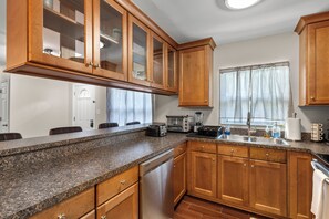 Fridge, microwave, oven, stovetop - Family and pet friendly. Dedicated work station with local attractions. (Clearwater)