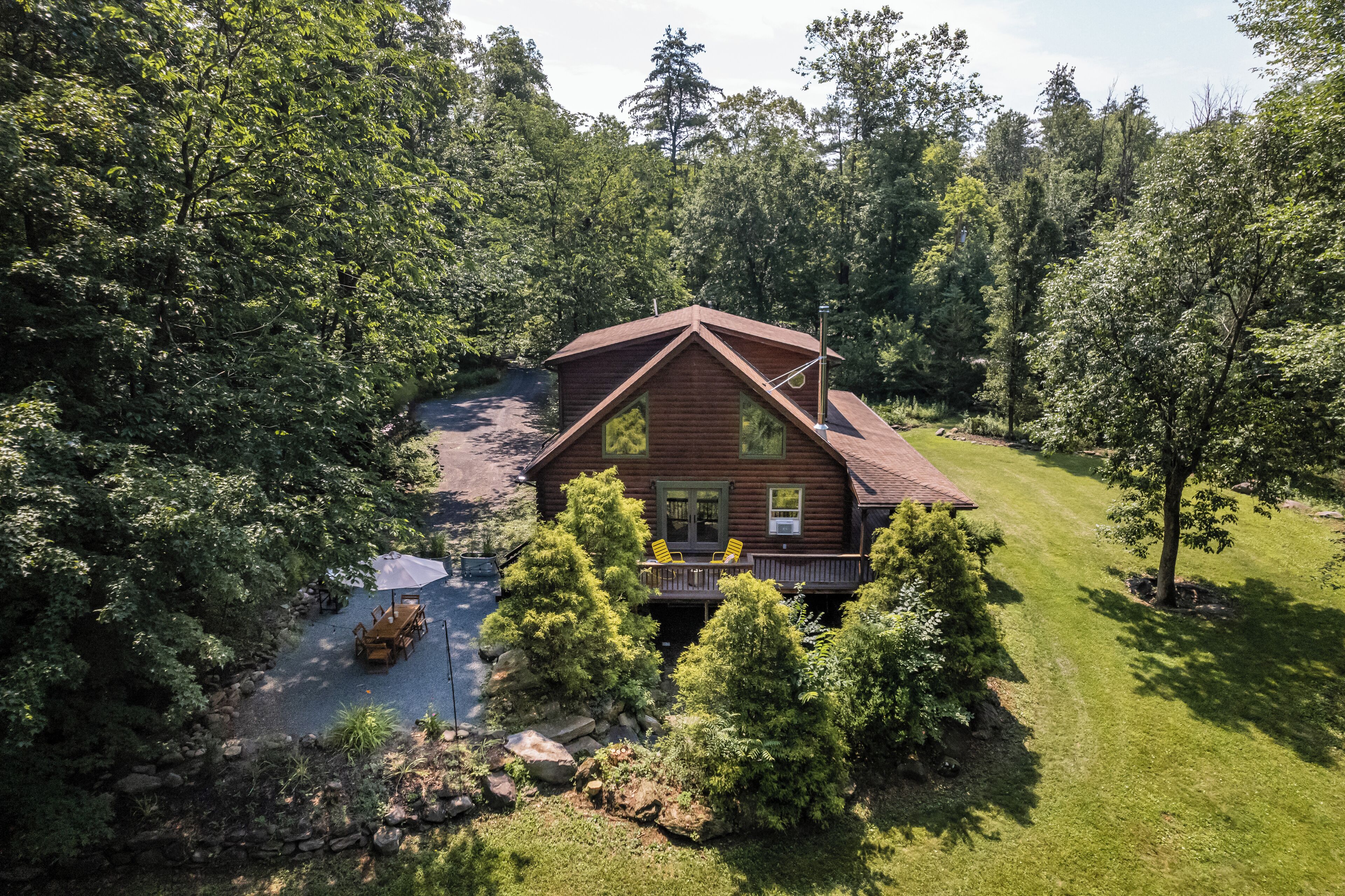 Cabin + creek stream + firepit + fireplace + BBQ