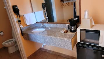 Standard Single Room, 1 Bedroom | Bathroom | Hydromassage showerhead, hair dryer, children's robes, towels