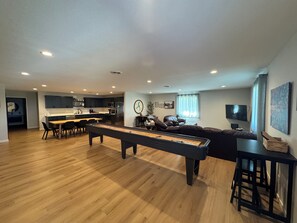 Games room - Guest House at Geneva Beach Resort - Views of Lake Geneva (Alexandria)