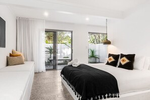 5 bedrooms, desk, iron/ironing board, WiFi