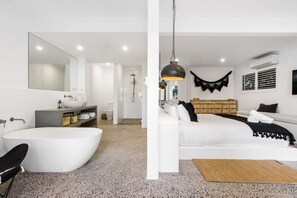 5 bedrooms, desk, iron/ironing board, WiFi