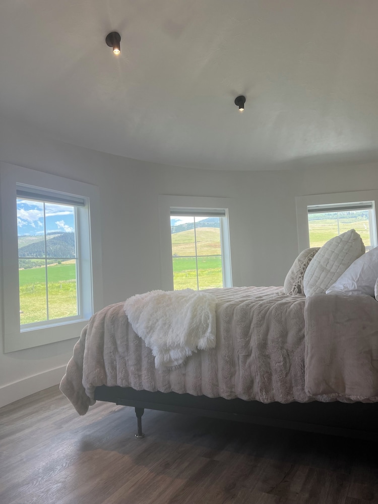 NEW Silo house Perfect Location between Bozeman and Big Sky Ski Resort