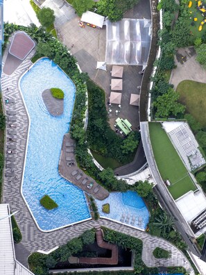 Outdoor pool - Wabi Sabi Style Top view of the pool amenities in Air Residences in Makati CBD (Makati)