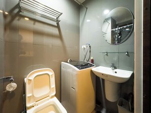 Shower, bidet, towels, soap - Wabi Sabi Style Top view of the pool amenities in Air Residences in Makati CBD (Makati)