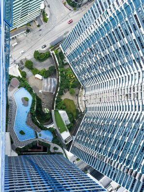 Exterior - Wabi Sabi Style Top view of the pool amenities in Air Residences in Makati CBD (Makati)