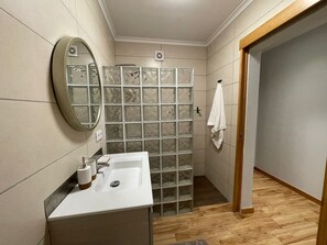 Een douche, een haardroger, handdoeken, zeep