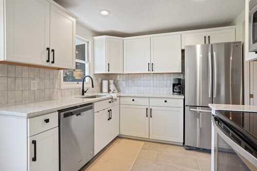 Hot Tub ~ Media Room ~ Game Room ~ USU .4 miles