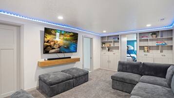 Smart-tv, eldstad, ett bordtennisbord och en stereo